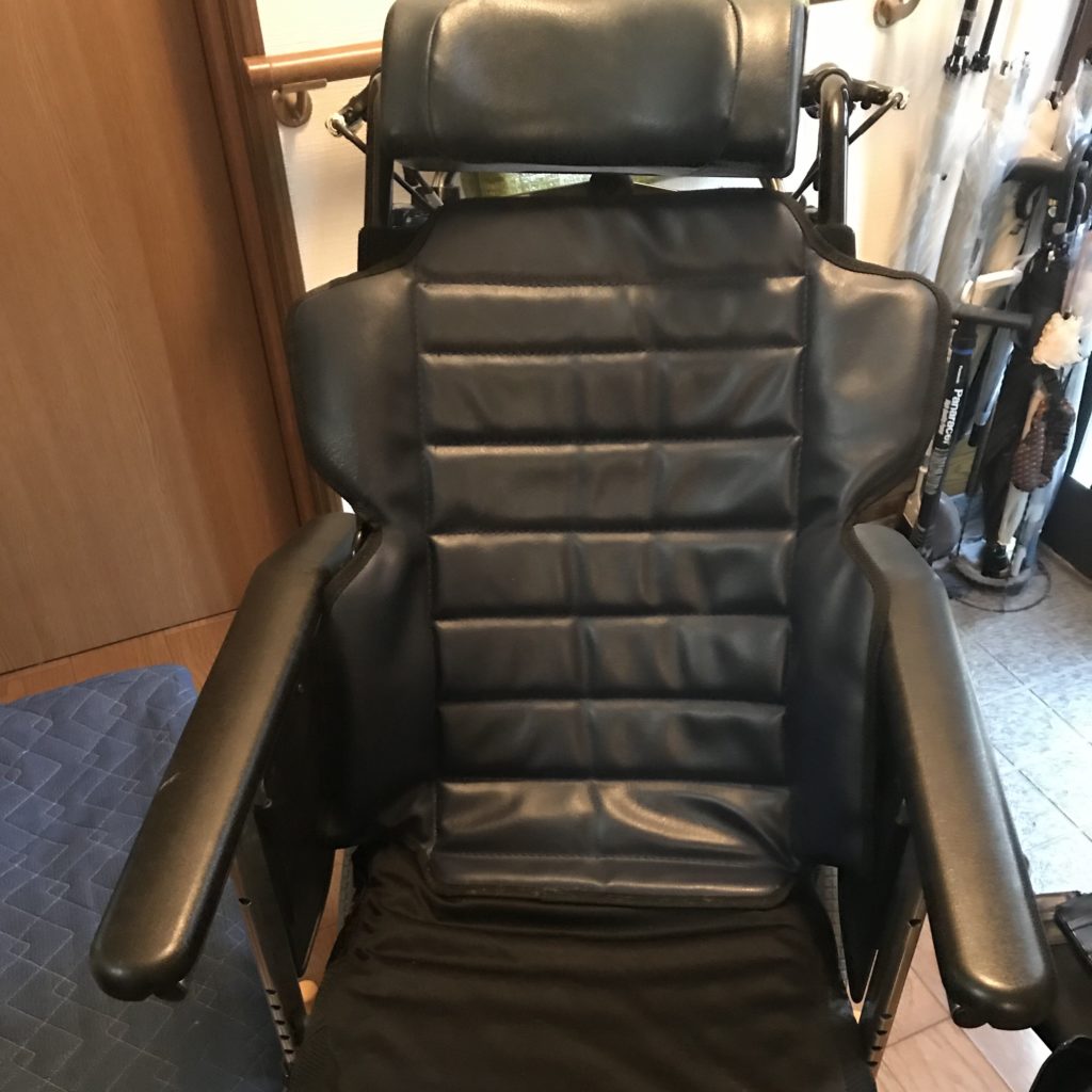 車椅子畳み方手順1